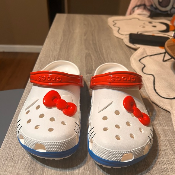 Hello Kitty Crocs - Picture 3 of 10